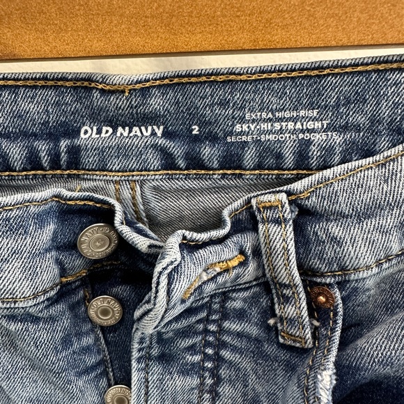 Old Navy - Extra High-Waisted Button-Fly Sky-Hi Straight Ripped Jeans for Women - Picture 3 of 4